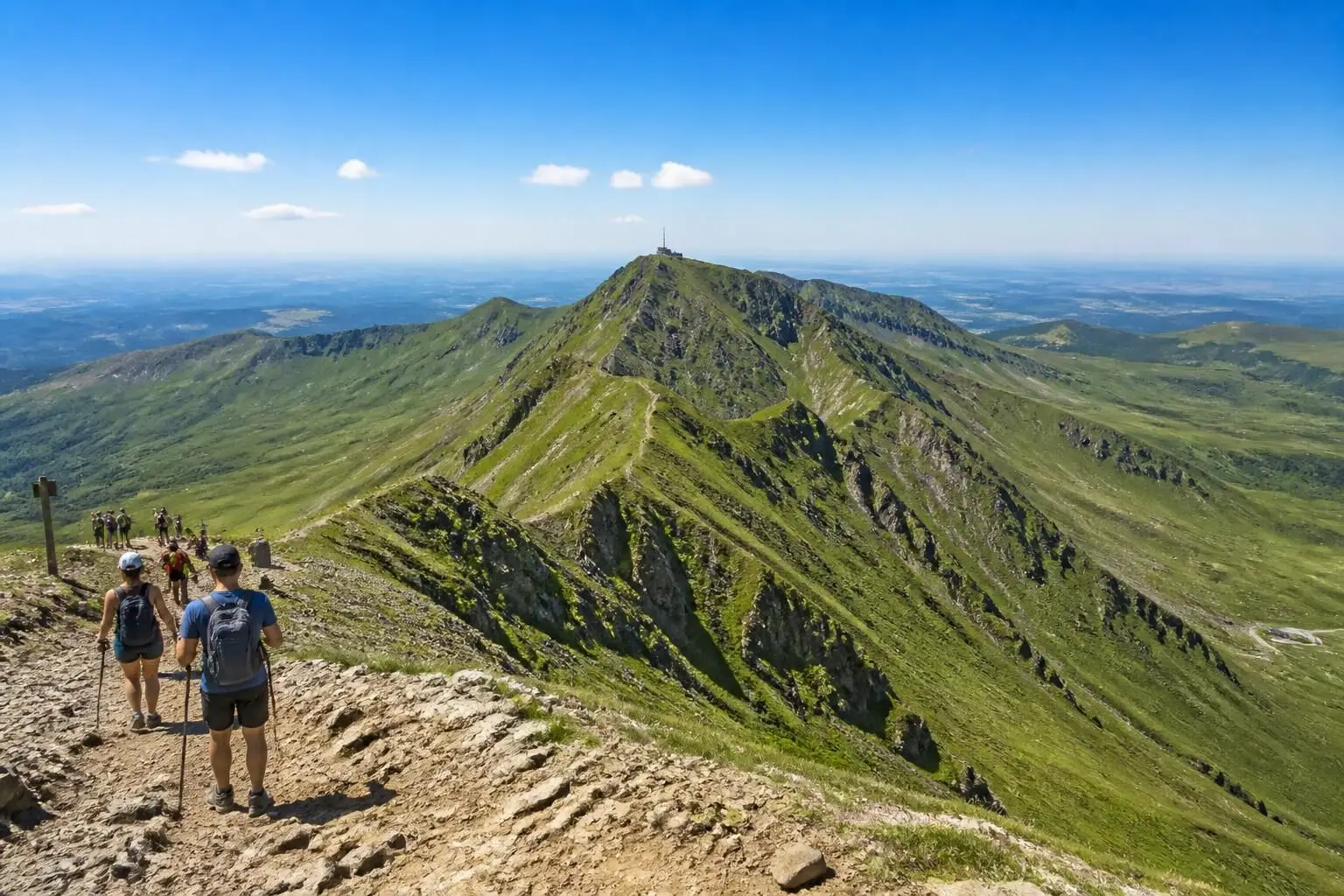 Découvrez les 10 randonnées incontournables au Puy de Sancy, des sentiers pittoresques offrant des panoramas à couper le souffle pour tous les amateurs de nature et d'aventure.