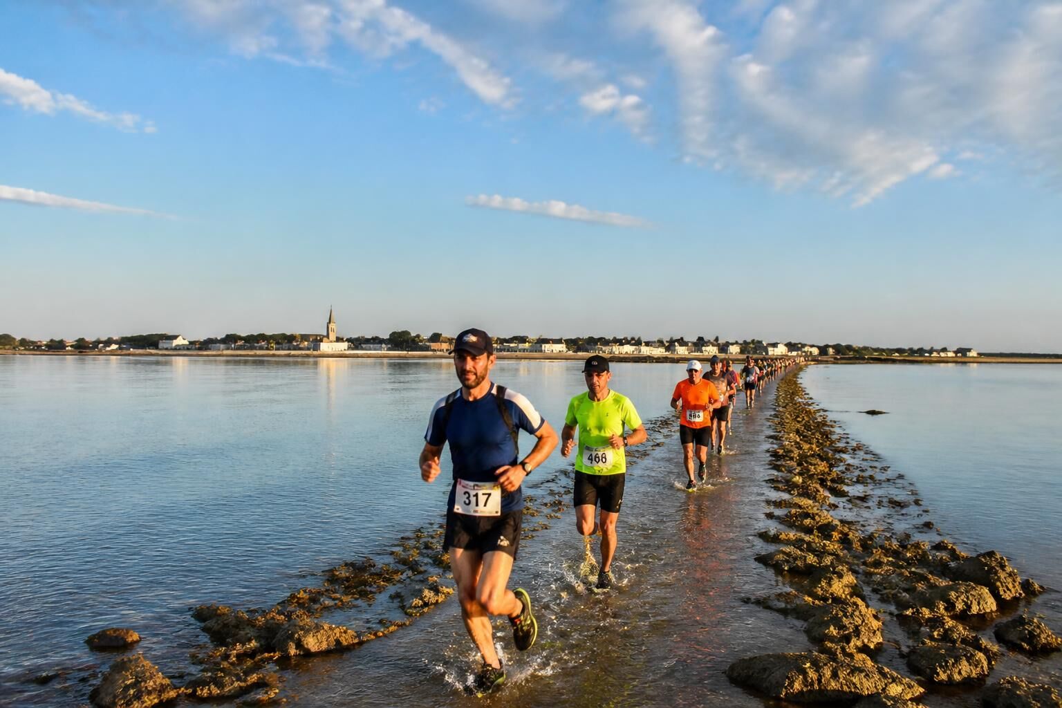 Découvrez Les foulées du Gois, une course unique en Vendée qui allie terre et mer sur le célèbre passage du Gois. Une expérience sportive et naturelle à ne pas manquer !