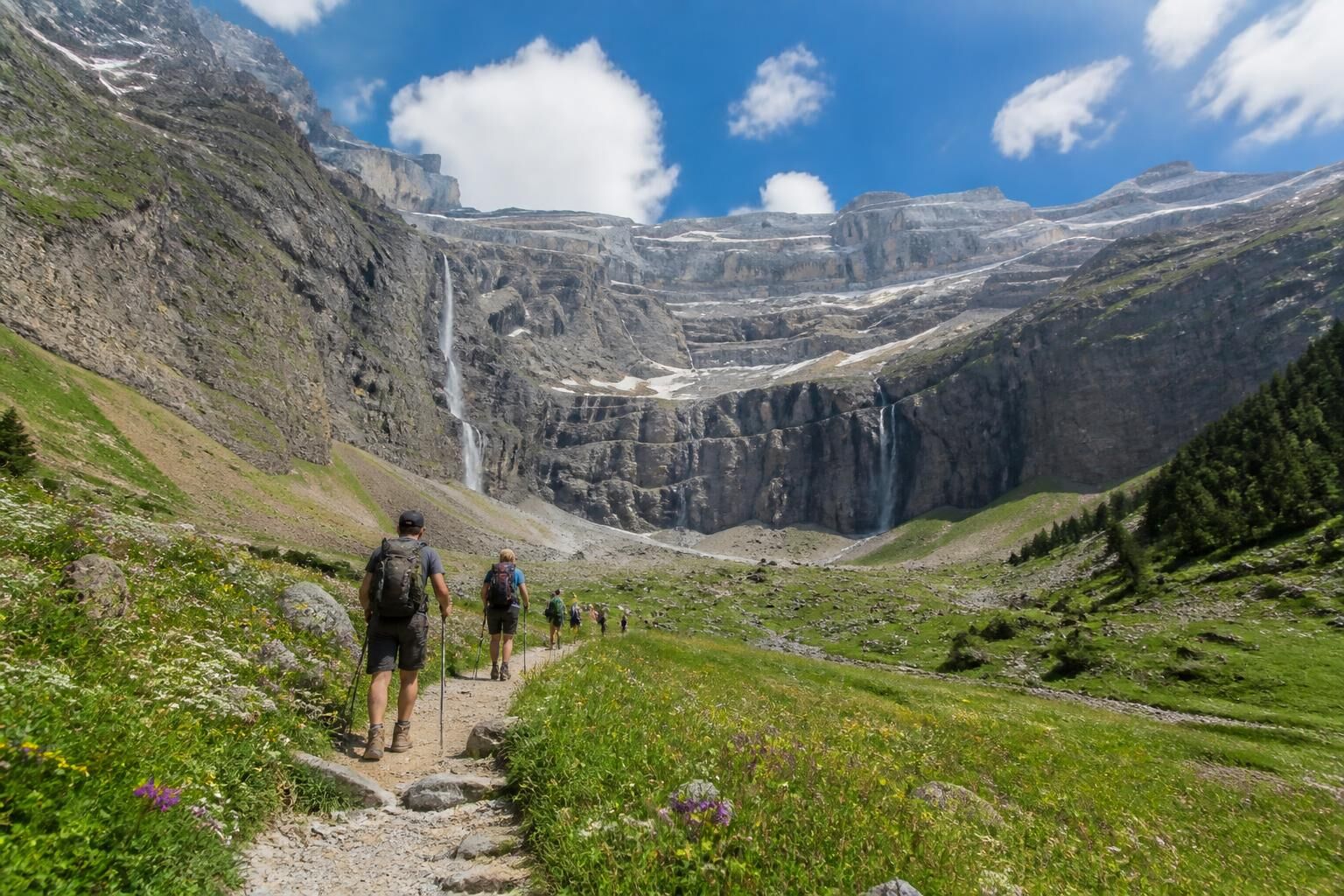 Découvrez notre guide complet pour une randonnée inoubliable au cirque de Gavarnie, avec conseils pratiques, itinéraires et astuces pour profiter pleinement de ce site naturel exceptionnel.