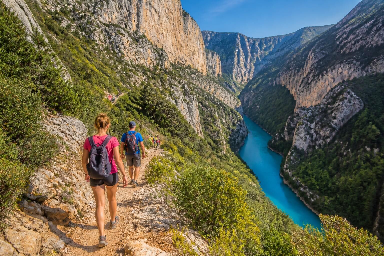 Découvrez les 10 randonnées incontournables dans les gorges du Verdon pour vivre des aventures exceptionnelles au cœur de paysages spectaculaires et préservés.