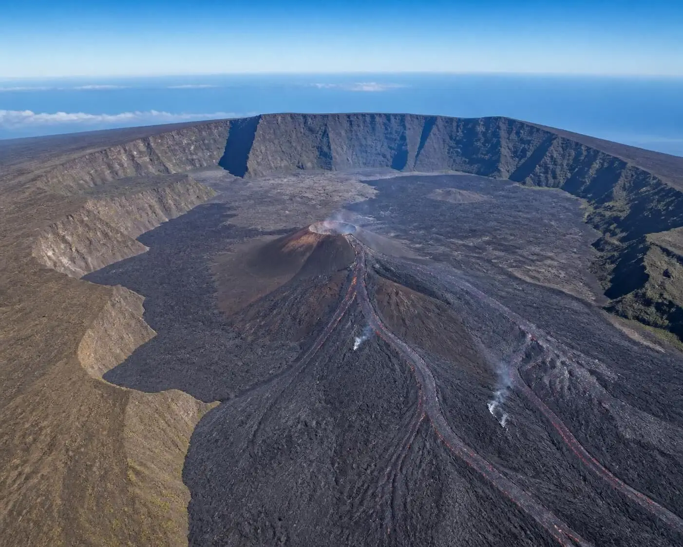 Explorez le piton de la Fournaise à travers 5 randonnées incontournables, découvrez des paysages volcaniques uniques et vivez une aventure inoubliable.