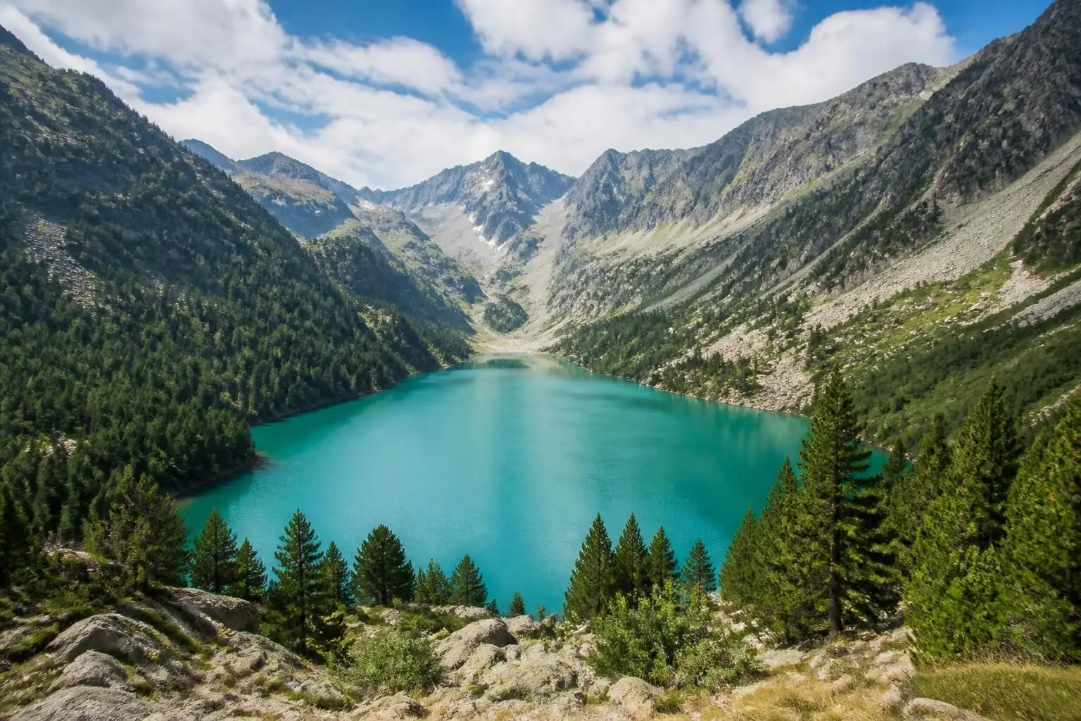 Découvrez les sentiers incontournables pour une randonnée inoubliable au lac de Gaube, entre paysages magnifiques et nature préservée.
