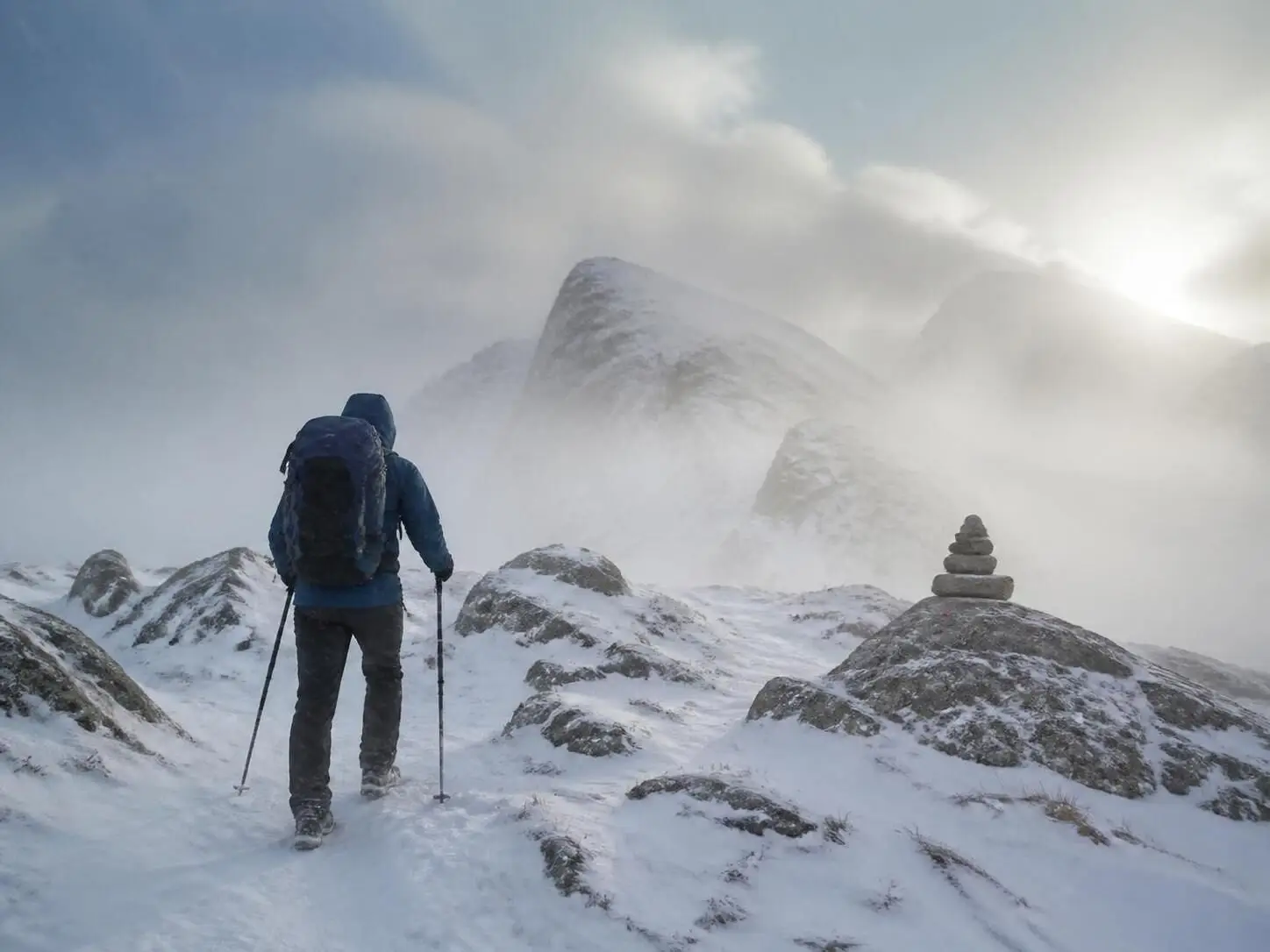 Découvrez les accessoires indispensables pour assurer votre sécurité lors de vos randonnées en hiver et profitez pleinement de vos aventures en montagne.