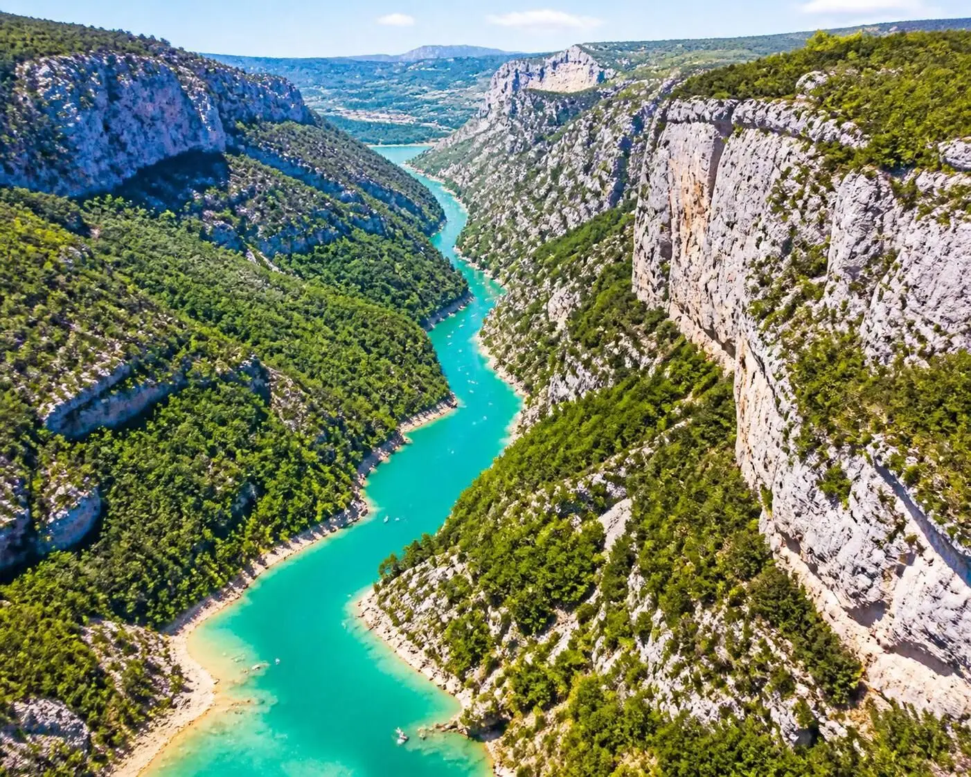 Découvrez le top 10 des randonnées incontournables dans les gorges du Verdon, des sentiers spectaculaires offrant des vues à couper le souffle et une immersion unique en pleine nature.