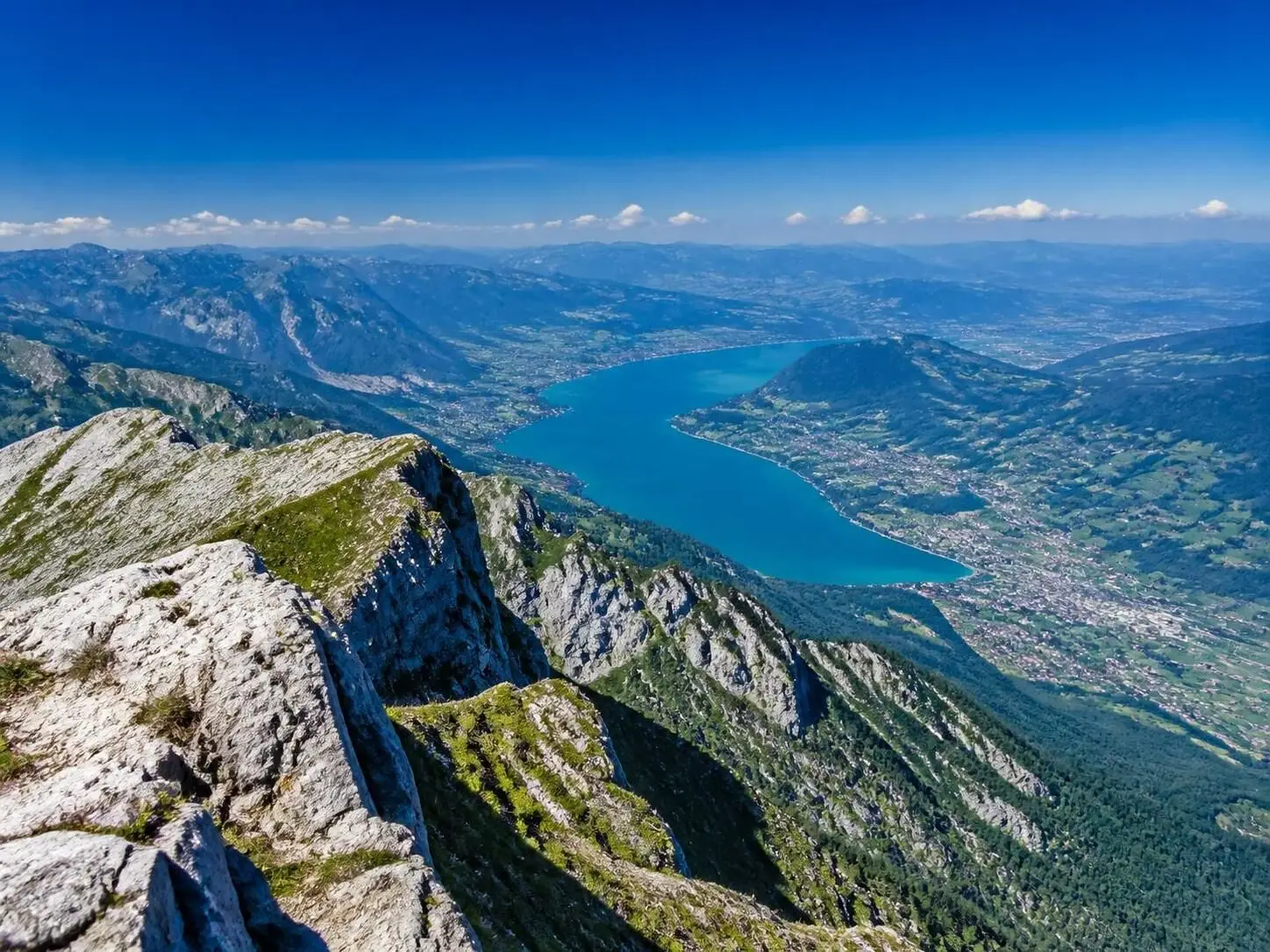 Découvrez les 7 meilleures randonnées incontournables autour d'Annecy, alliant paysages époustouflants, nature préservée et aventures accessibles pour tous les amateurs de plein air.