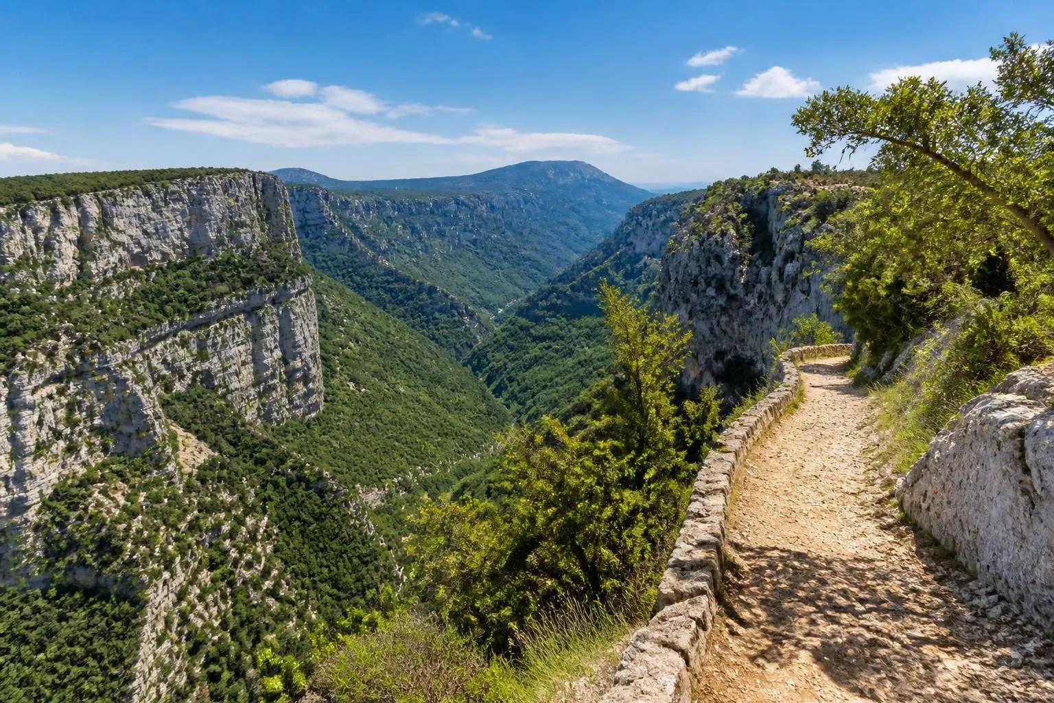 découvrez les gorges de la nesque en provence, une randonnée spectaculaire au bord du précipice entre villes-sur-auzon et monieux, offrant des panoramas à couper le souffle et une nature préservée.