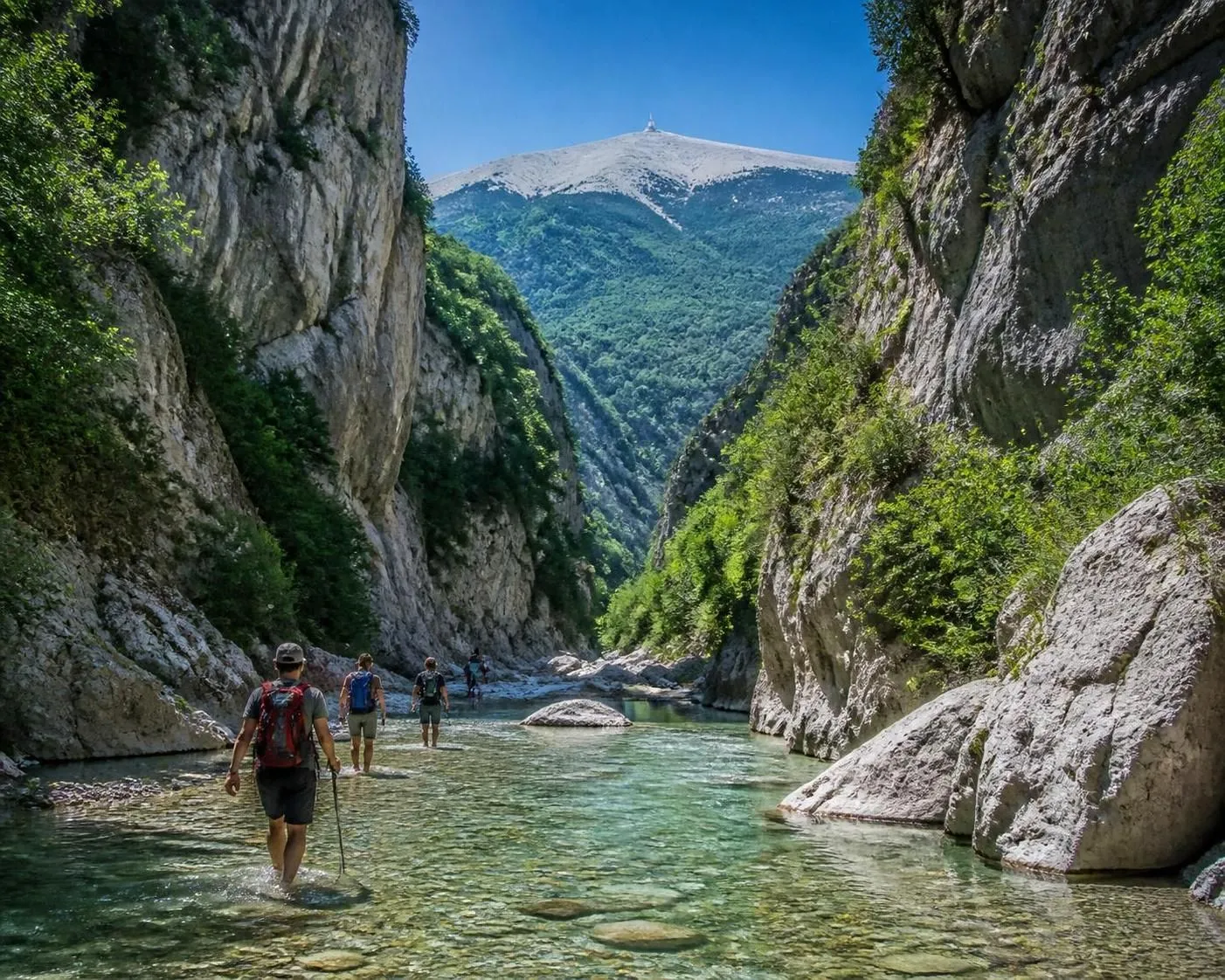 découvrez les gorges du toulourenc dans la drÎme, un site idéal pour une randonnée aquatique inoubliable au pied du mont ventoux, entre nature sauvage et eaux cristallines.