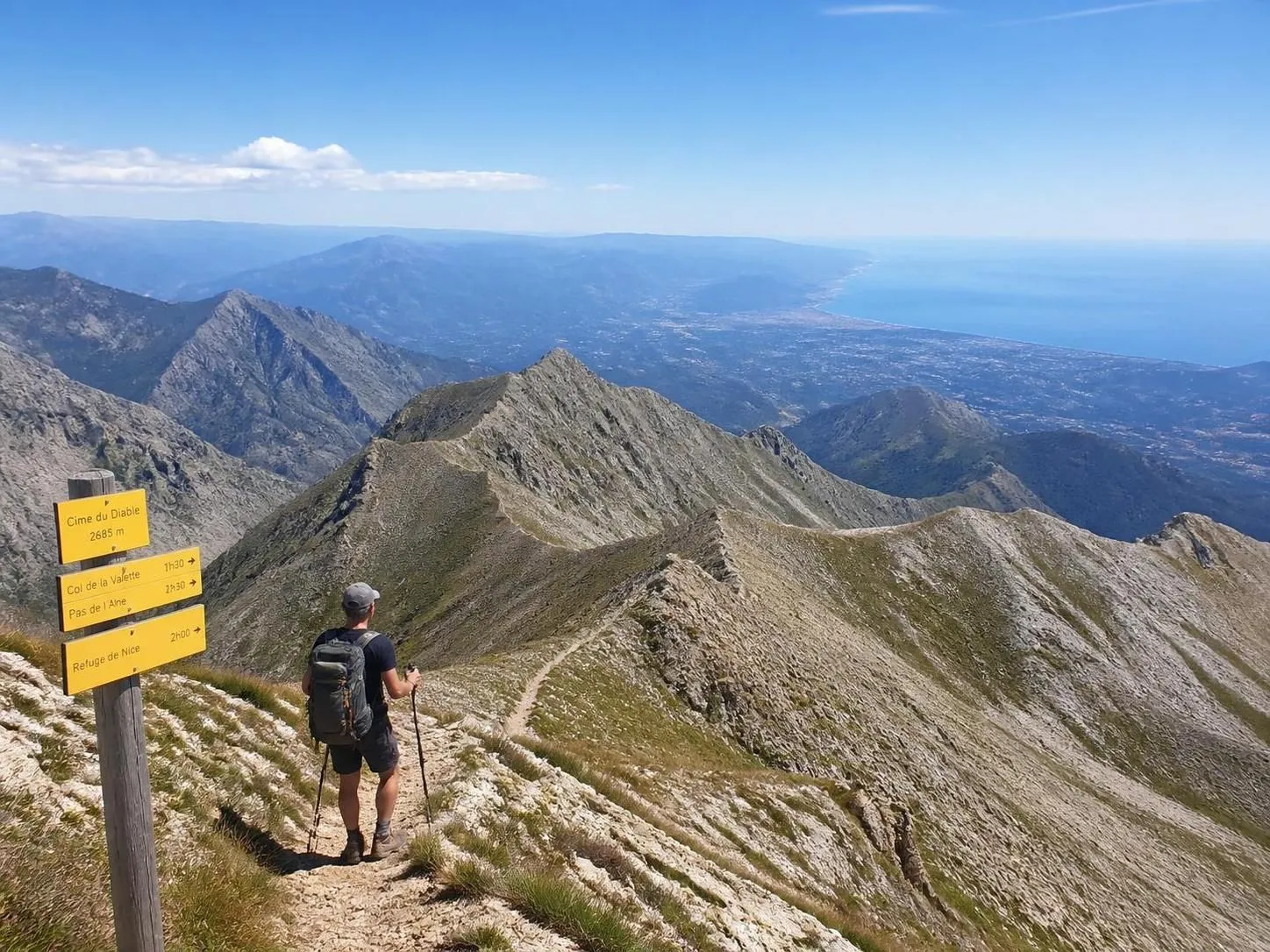découvrez les randonnées incontournables dans le parc national du mercantour, explorez les vallées secrÚtes des alpes-maritimes et savourez les spécialités locales entre cimes majestueuses et nature préservée.