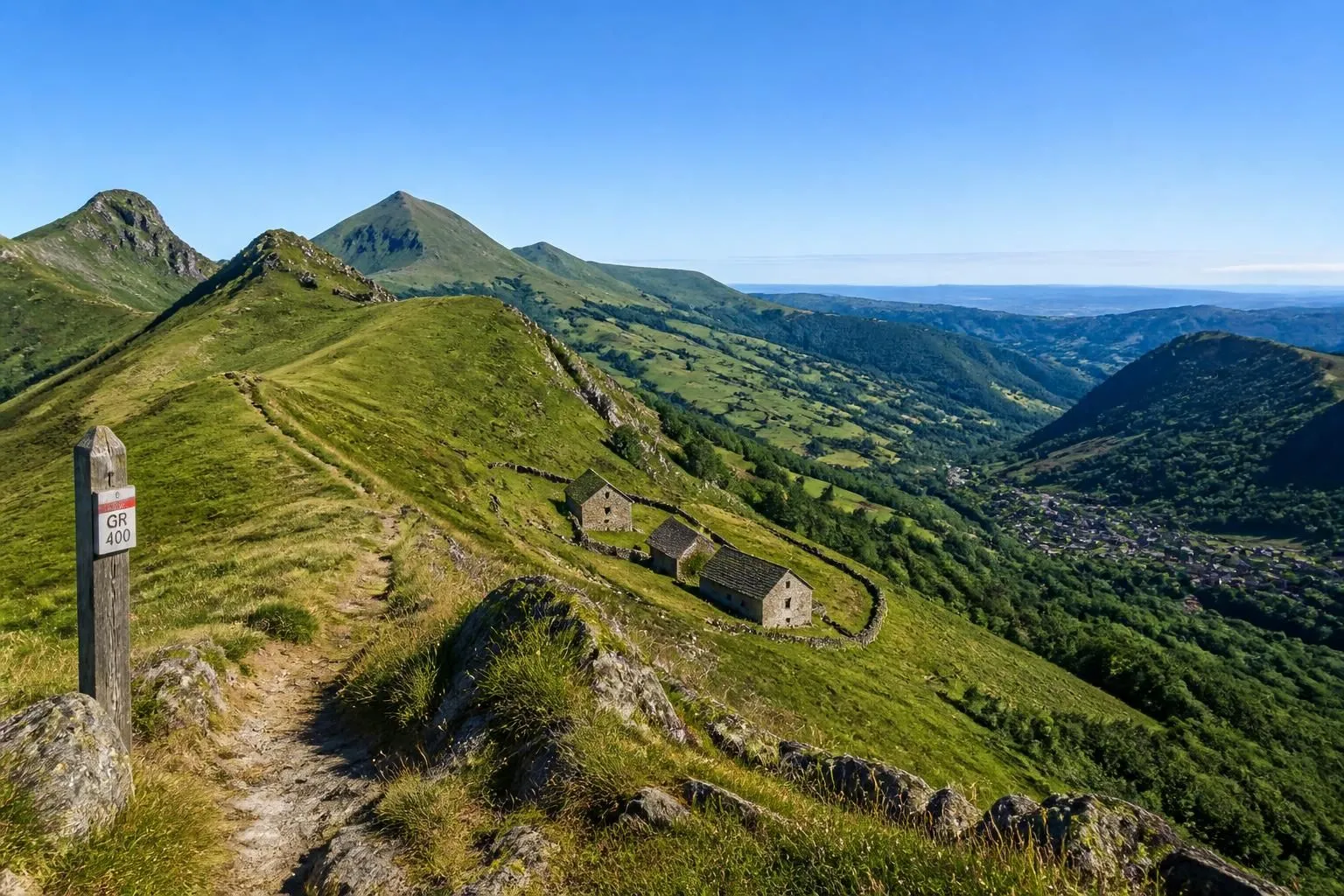 découvrez le gr400, le tour des volcans du cantal : ses étapes incontournables, les difficultés du parcours et la dégustation des célèbres fromages de montagne en chemin.
