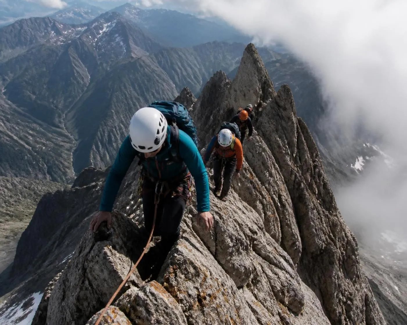 découvrez des techniques et exercices concrets pour vaincre la peur du vide en montagne et progresser en toute confiance sur les crêtes aériennes.