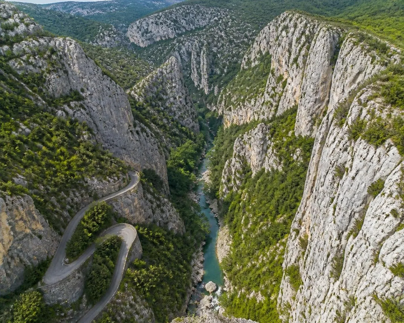 découvrez les gorges de galamus, situées entre l'aude et les pyrénées-orientales, pour une randonnée vertigineuse au cœur d'un paysage spectaculaire avec un ermitage troglodyte niché dans la roche.