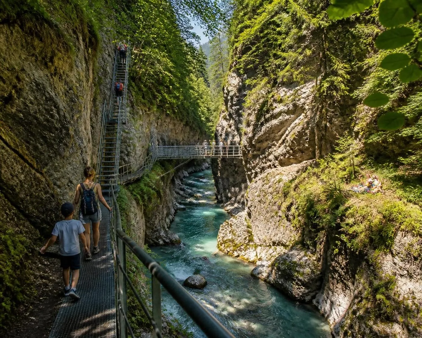 découvrez les gorges des tines à sixt-fer-à-cheval, une randonnée familiale idéale au cœur des impressionnantes failles sculptées par la rivière giffre, pour une escapade nature inoubliable.