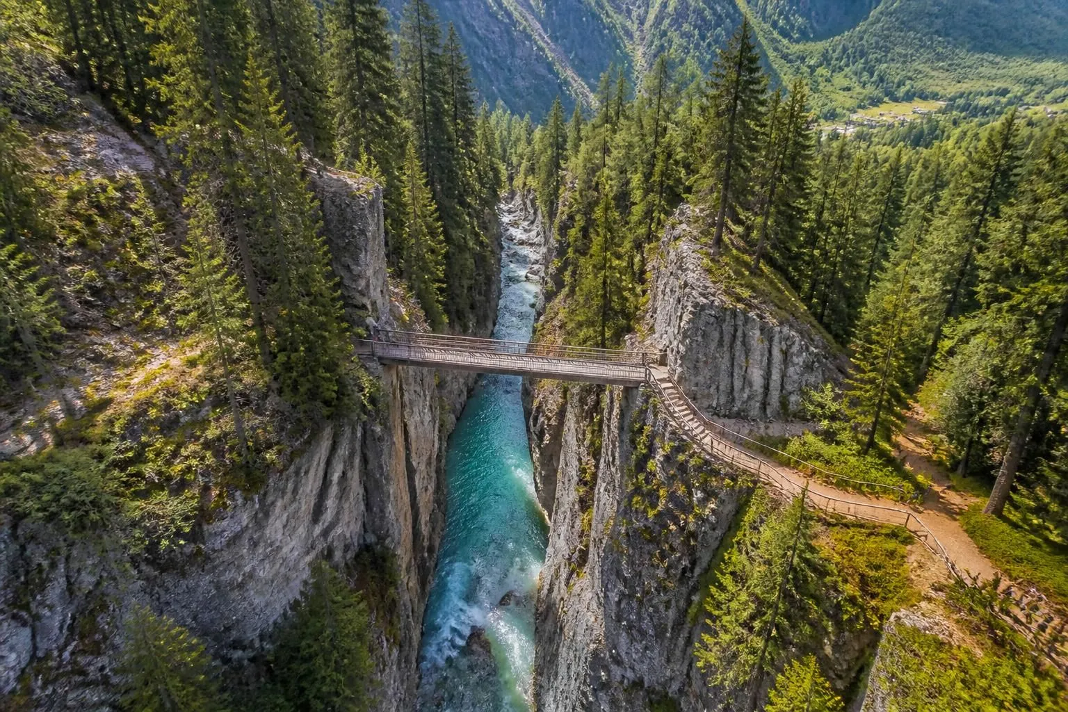 découvrez les gorges des tines à sixt-fer-à-cheval, une randonnée familiale accessible au cœur des spectaculaires failles sculptées par la rivière giffre, idéale pour une escapade nature et aventure.
