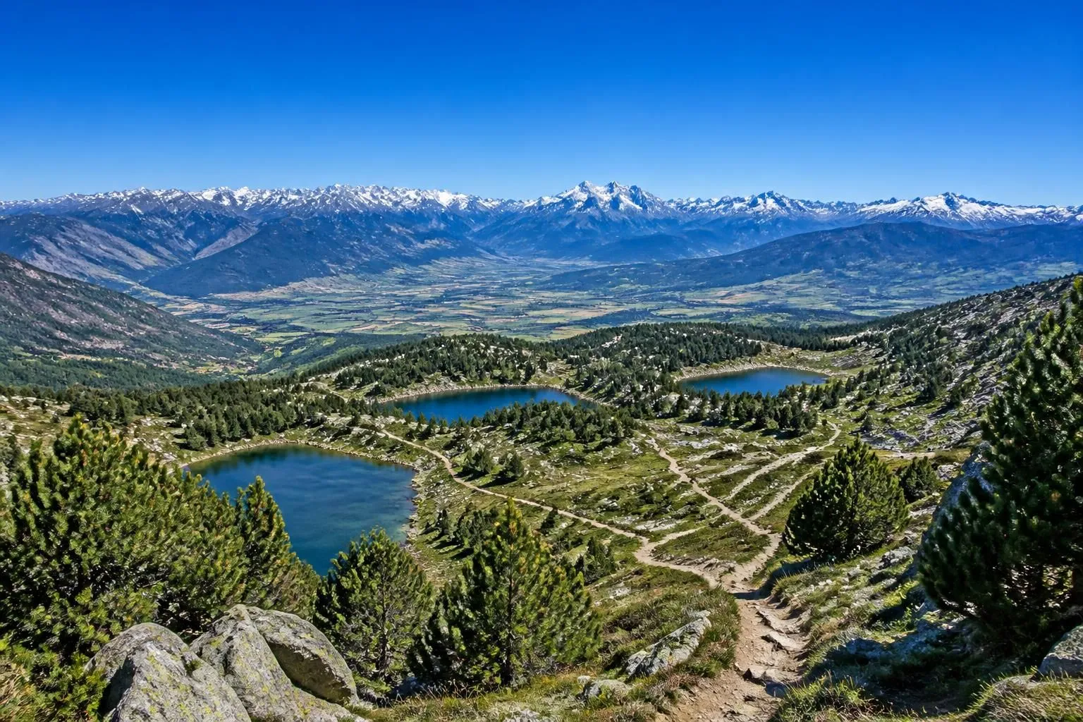 découvrez les randonnées incontournables dans le capcir et la cerdagne, entre lacs d'altitude pyrénéens et dégustation des fromages traditionnels des bergers catalans.