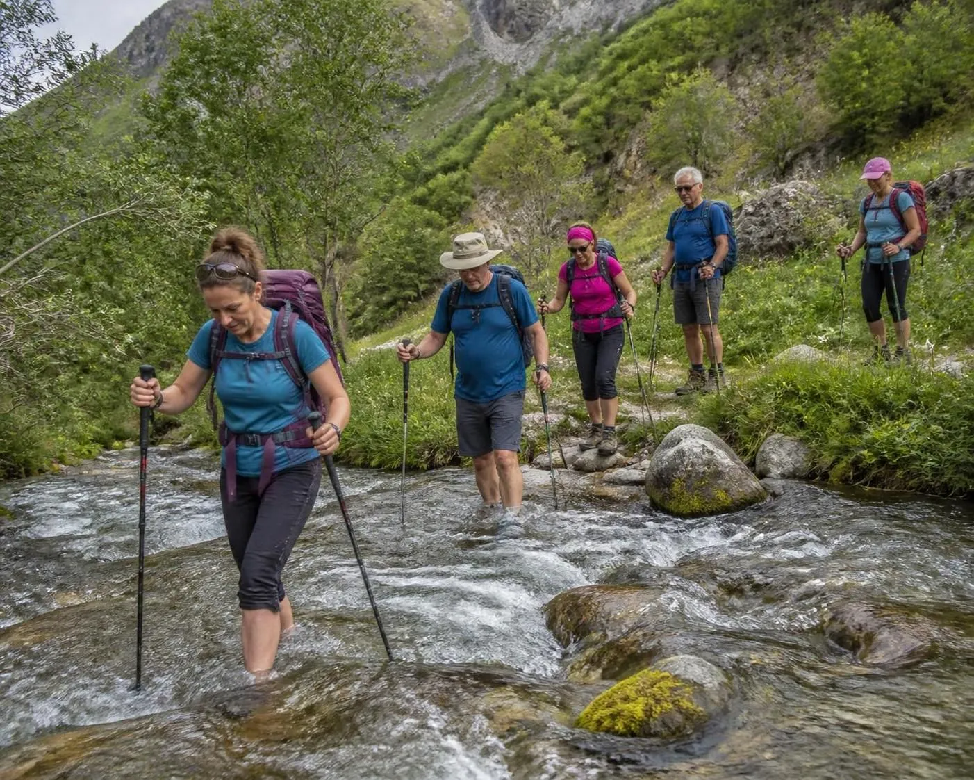 apprenez les techniques essentielles pour traverser une rivière à gué en randonnée en toute sécurité, découvrez les erreurs à éviter absolument pour protéger votre intégrité et profiter pleinement de votre aventure.