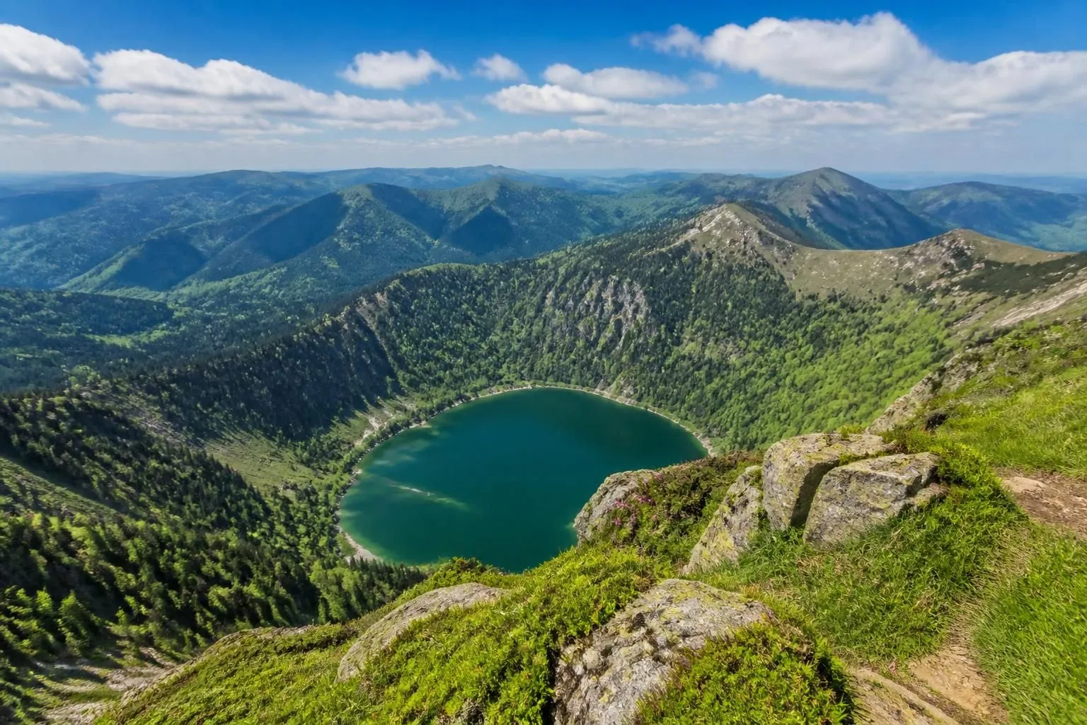 découvrez le lac vert des vosges à xonrupt-longemer, une randonnée incontournable offrant des panoramas magnifiques des hauteurs vosgiennes, accompagnée de la dégustation authentique du munster fermier du ban de la roche.